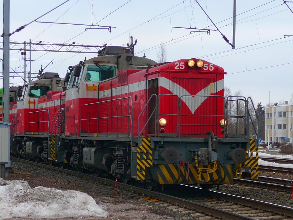 Eine Dreifach-Traktion Dr12 mhte sich mit einem halben Dutzend Gterwagen durch den Bahnhof Riihimki, 12.4.13