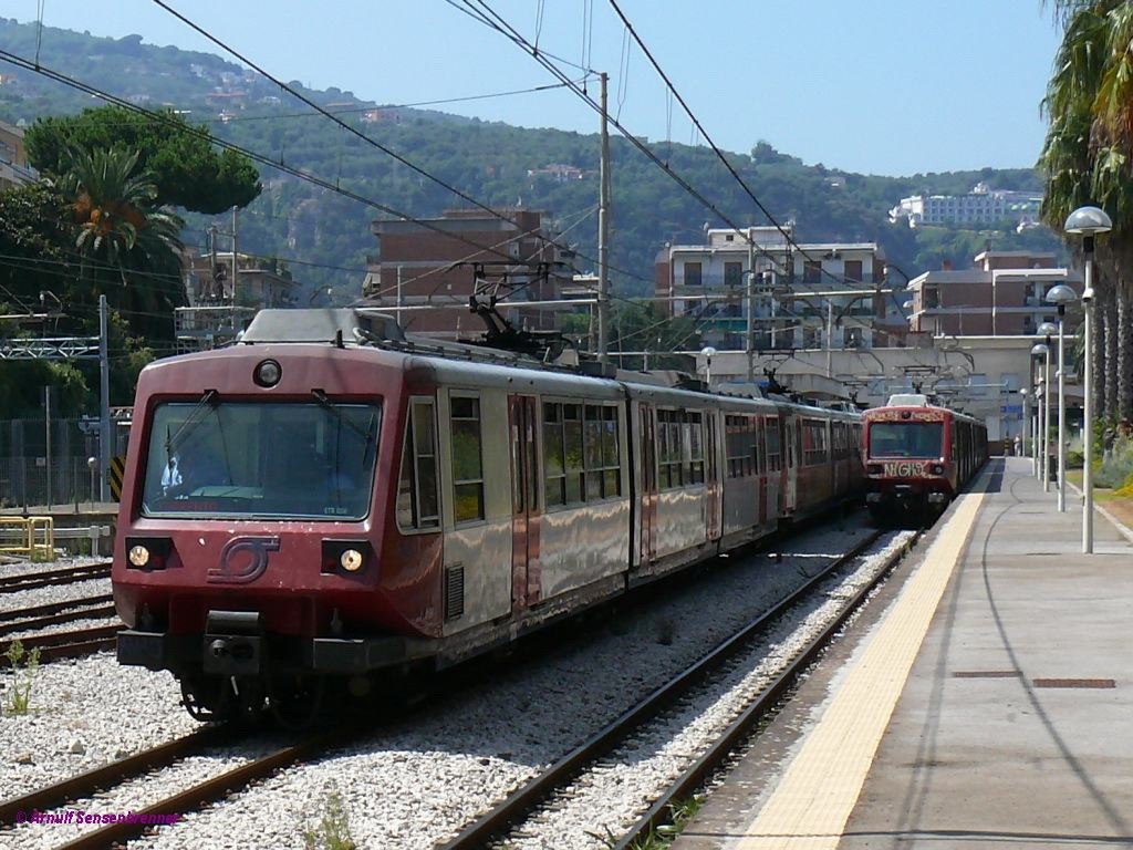 Eine Dreifachtraktion der Elektrotriebwagen ETR056+ETR103+ETR026 der Circumvesuviana (CV) fhrt von Sorrent aus nach Neapel.

2010-08-26 Sorrento 

