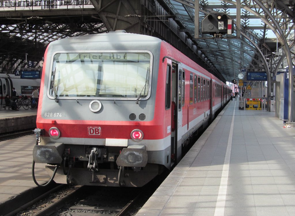 Eine Dreifachtraktion mit 628 674 am Zugschluss steht am 27. August 2012 als RE nach Trier Hbf im K�lner Hbf.