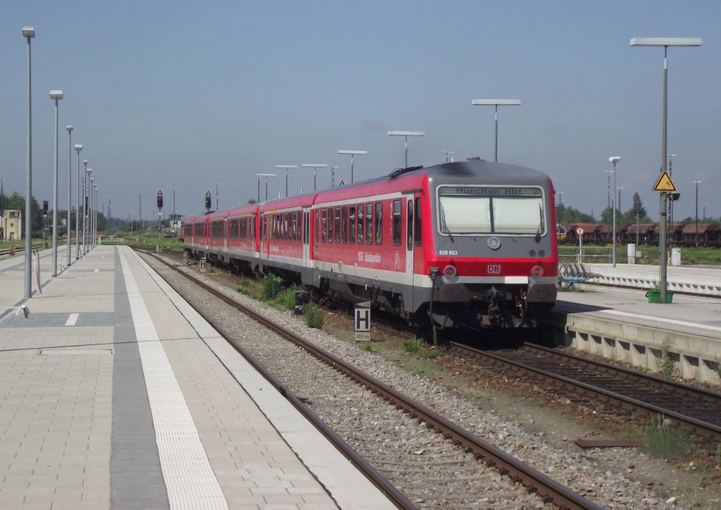 Eine Dreifachtraktion VT 628 mit 628 653 am Zugschluss verlsst am 17. August 2011 als RE nach Mnchen Hbf den Bahnhof Mhldorf am Inn.