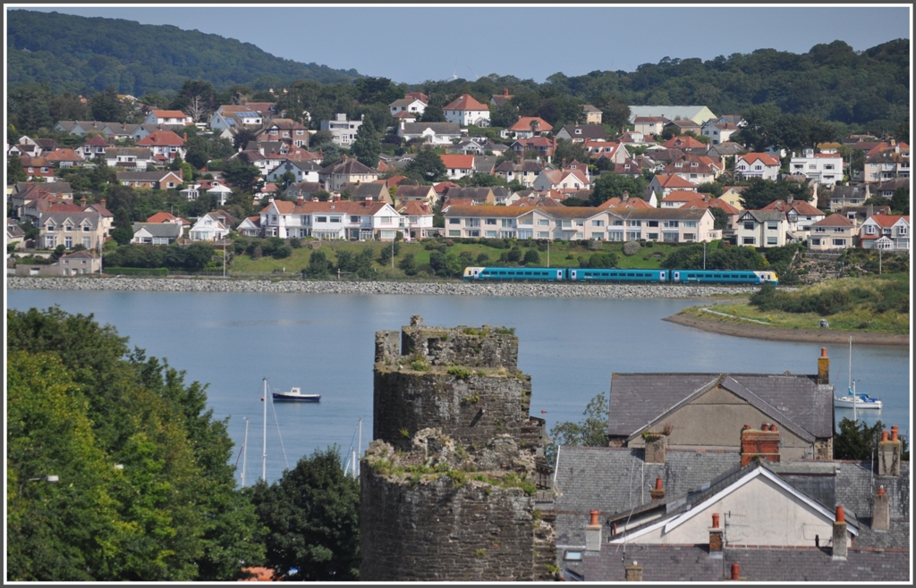 Eine dreiteilige class 175 fhrt den 10.50 von Manchester Picadilly nach Llandudno. Aufgenommen wurde er bei Deganwy von der alten Stadtmauer von Conwy. (03.09.2012)