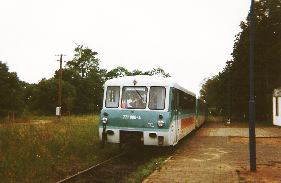 Eine dreiteilige Triebwageneinheit aus 771 006-4 und 971, warten im Sommer 1997 am noch unsanierten Haltepunkt Trassenheide auf Usedom.
Der Zug wird Richtung Zinnowitz weiterfahren.