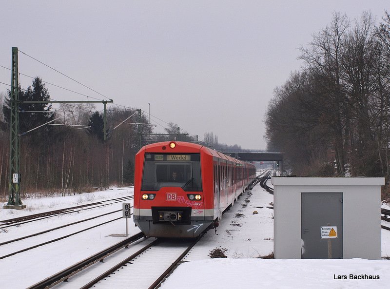 Eine DT 474 der S-Bahn Hamburg fhrt am 23.01.10 als S1 nach Wedel in Hamburg-Alte Whr ein.