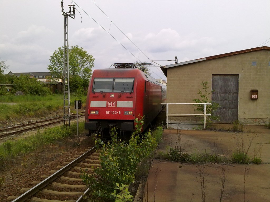 Eine durchfahrende BR101 In Richtung Hamburg Altona .
DD Friedrichstadt 17.05.10
