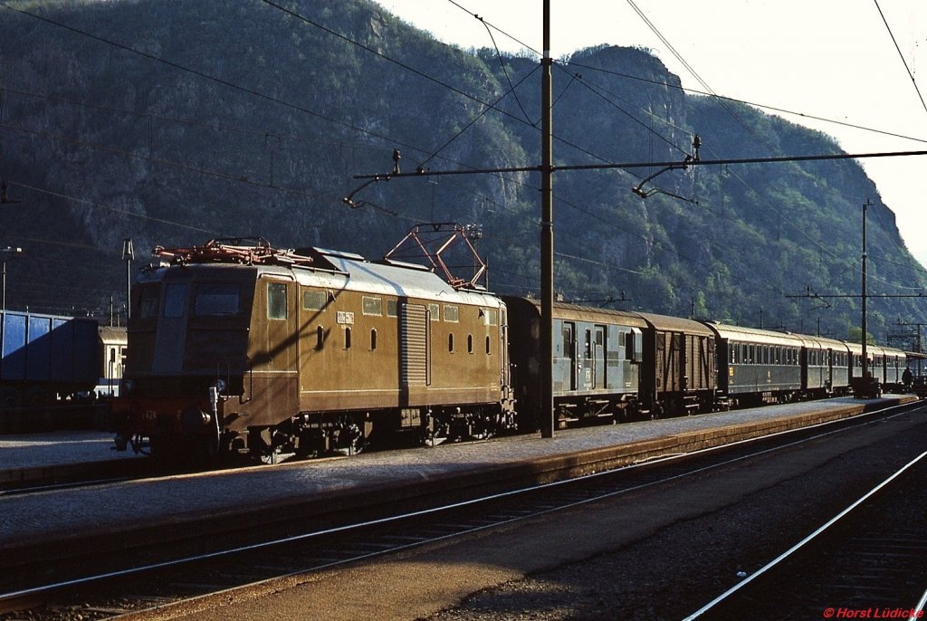 Eine E 424 fhrt im Mrz 1985 in Bolzano/Bozen ein