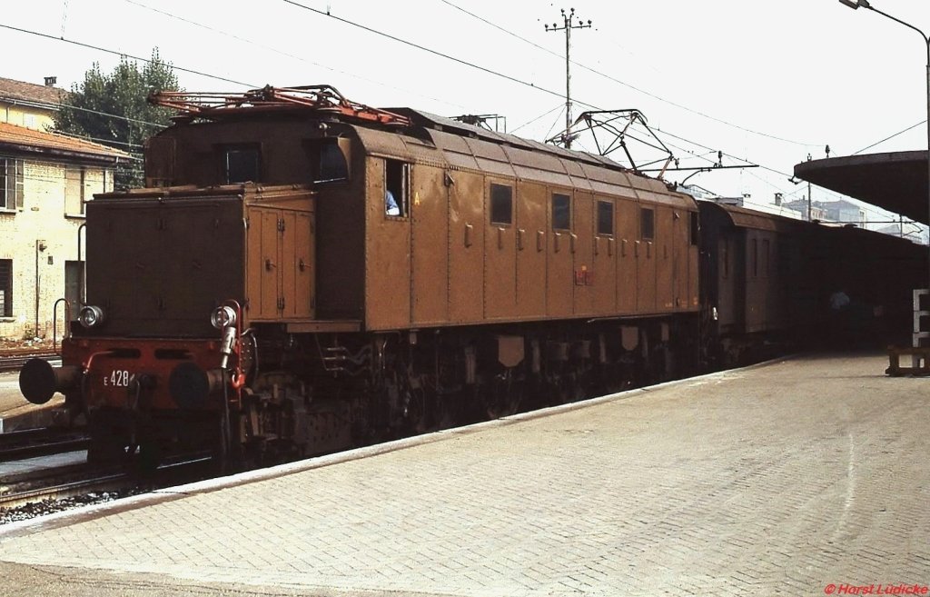 Eine E 428 mit einem Personenzug in Bologna Centrale (Oktober 1986)