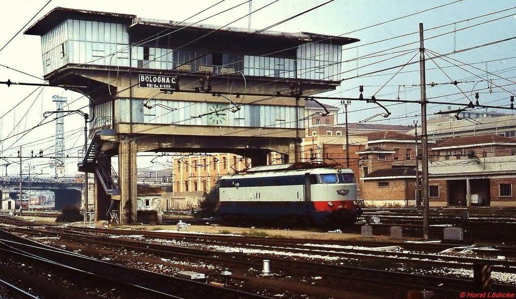 Eine E 444 fhrt im Oktober 1986 unter dem imposanten Zentralstellwerk von Bologna Centrale durch