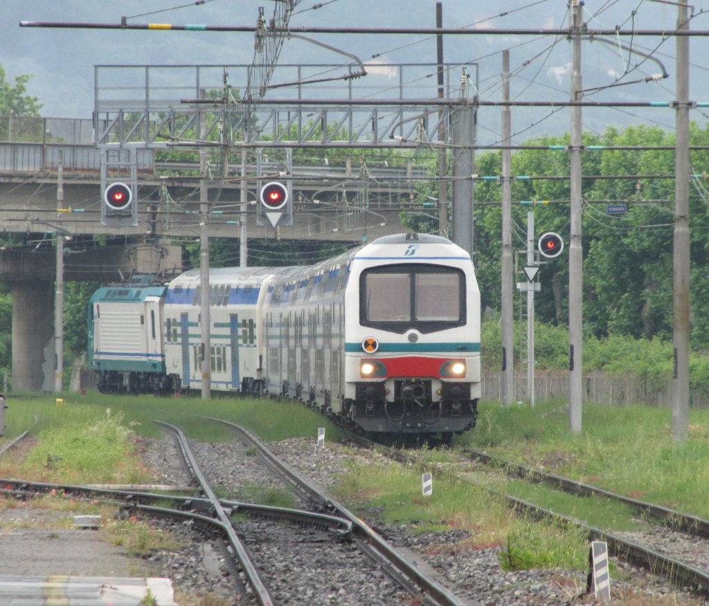 Eine E 464 mit IC fhrt in Montecatini Terme ein am 15.Mai 2011