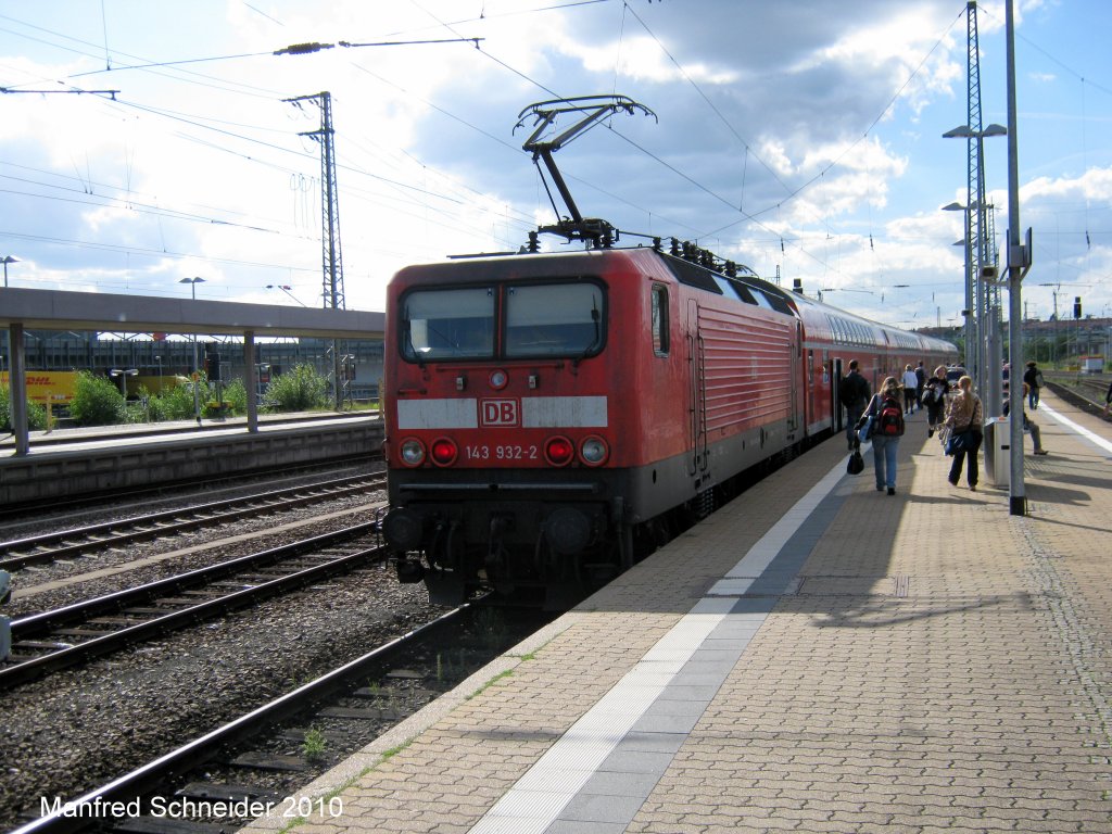 Eine E Lok 143 932-2 wartet auf ihre Abfahrt nach Koblenz Hauptbahnhof. Die Aufnahme des Foto war am 24.08.2010 in Saarbrcken.