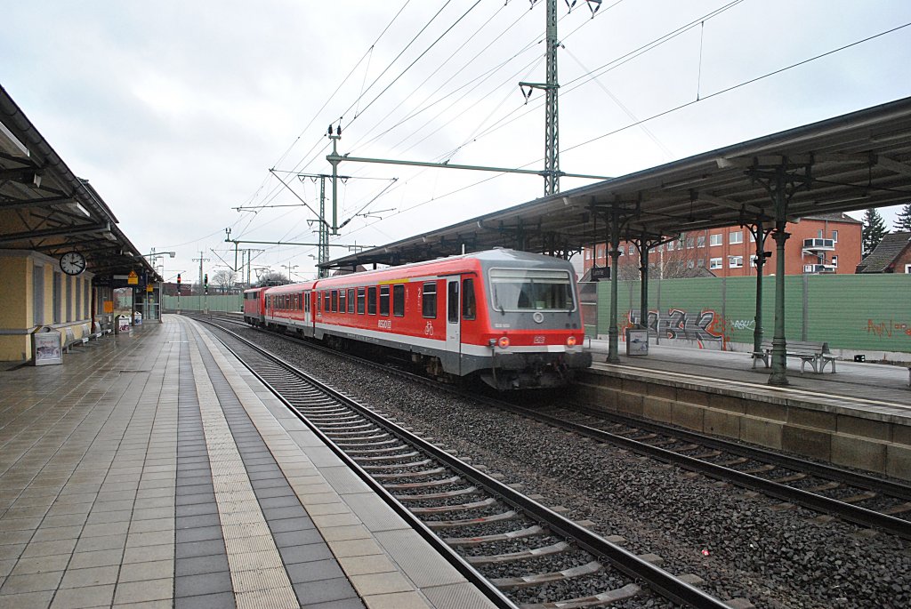 Eine E-Lok der Baureihe 111 hat am 04.02.2011 einen VT 628 am Hagen in Lehrte.