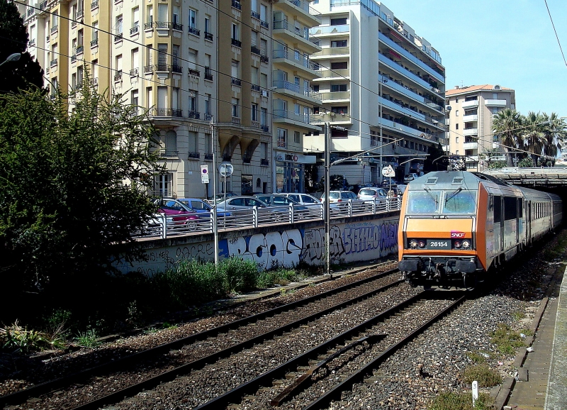 Eine E-Lok der Baureihe BB 26 zieht ihren Schnellzug nach Verlassen des Tunnels unter der Innenstadt von Cannes weiter Richtung Nizza. 1.4.2011  