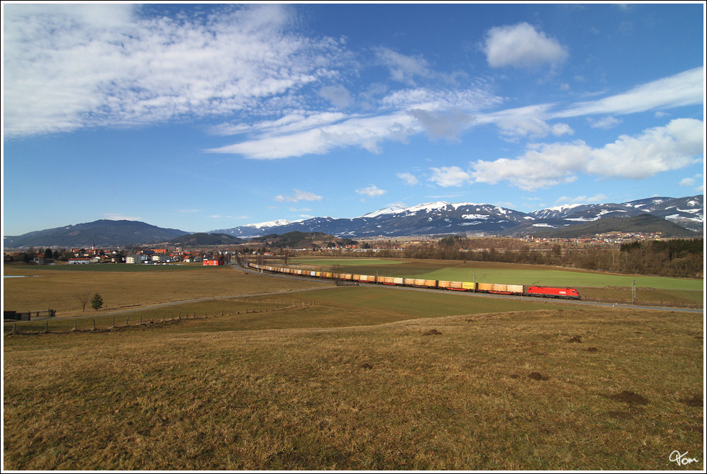 Eine E-Lok der BR 1016, zieht den Innofreight Hackschnitzelleerzug 63509 von Zeltweg nach St Michael. 
St Lorenzen 1.3.2012