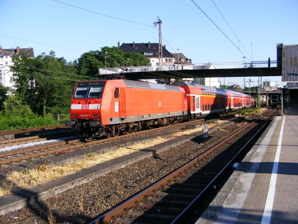 Eine E-Lok der DB-Baureihe 146 fhrt am 18. Juli 2010 mit Doppelstockwagen durch Dsseldorf-Derendorf.