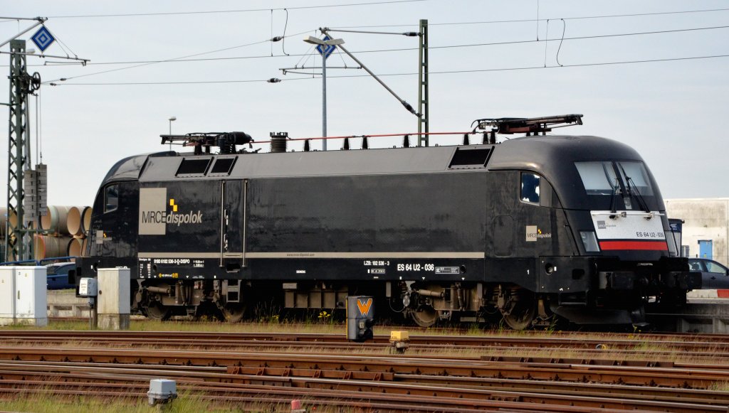 Eine E-Lok ES 64 U2-036 MRCEdispolok im Fhrhafen von Sassnitz am 23.05.2012.
