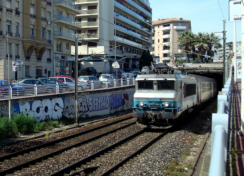 Eine E-Lok mit ihrem Schnellzug im  En Voyage -Look hat gerade den stlichen Tunnelausgang verlassen und fhrt weiter Richtung Nizza. Cannes, 1.4.2011