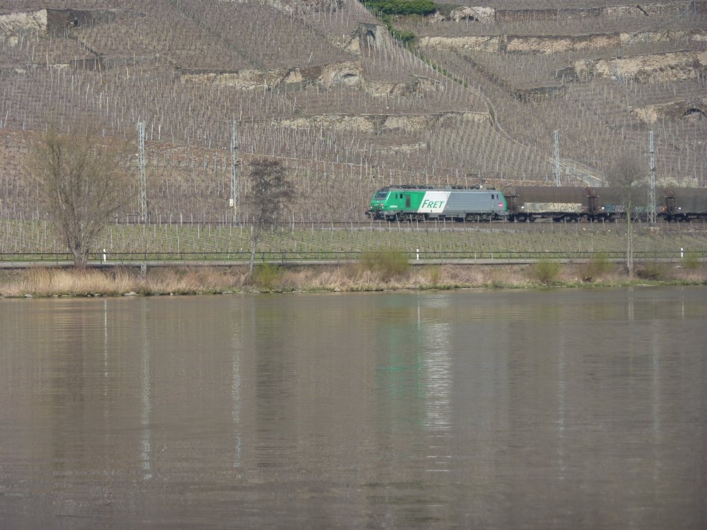 Eine E-Lok der SNCF-Tochter Fret zieht am 27.3.2012 einen Gterzug an der Mosel entlang in Richtung Trier/Frankreich.