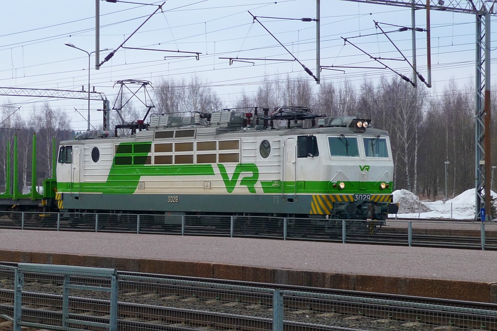 Eine E-Loks der VR-Baureihe Sr1, #3029 zieht einen Gterzug durch Riihimki, 12.4.13