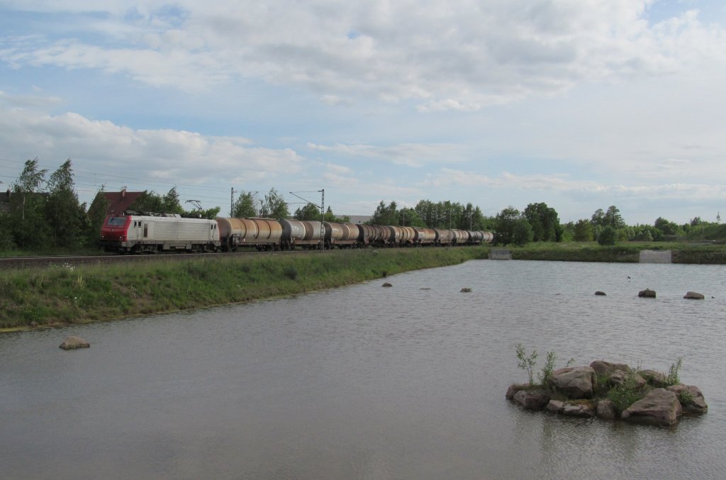 Eine E37 von Akiem ist am 21. Mai 2012 mit einem Kessselzug bei Neuses Richtung Kronach unterwegs.