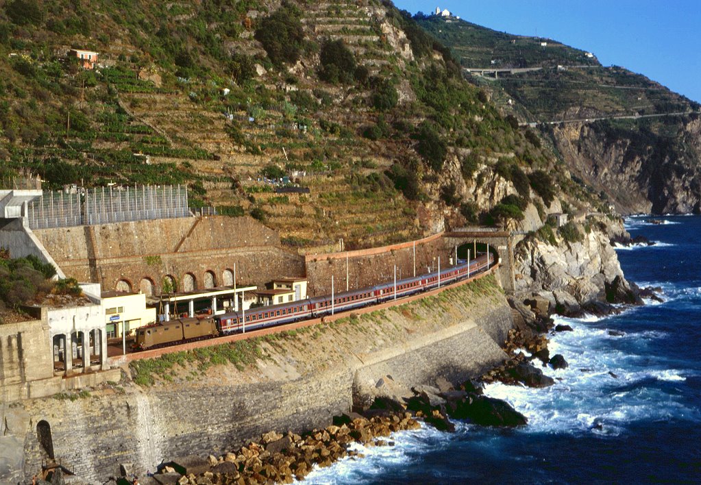 Eine E636 ist bei Manarola in Richtung Genua unzterwegs, 10.09.1993. Die Linienführungen entlang des Cinque Terre gehört zu den Spektakulärsten überhaupt!