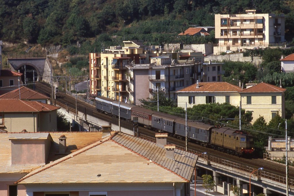 Eine E636 mit einem  locale  in Finale Ligure (Genua-Ventimiglia, Mai 1987