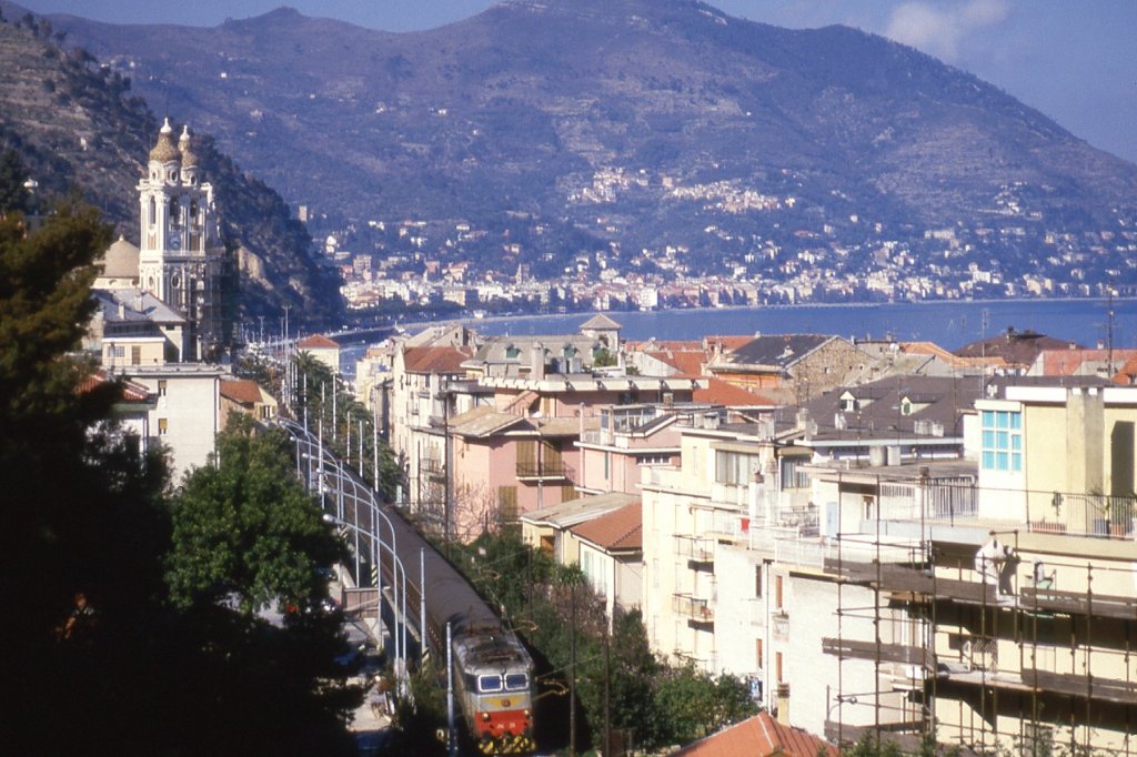 Eine E656 in Laigueglia auf der Strecke Genua - Ventimiglia im Juni 1987