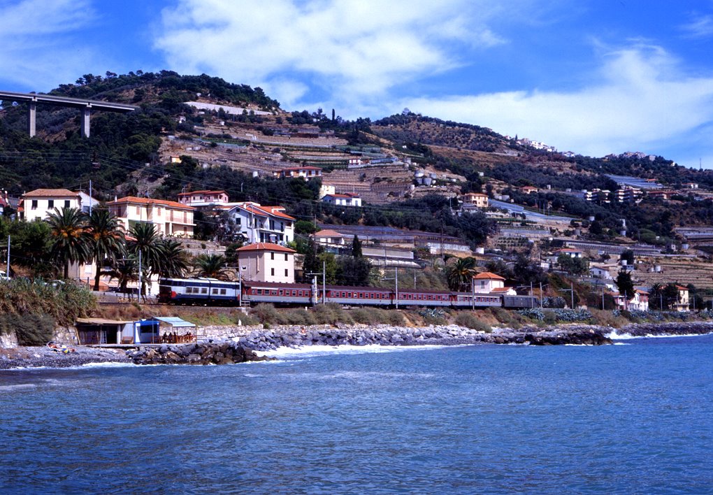 Eine E656 wenige Kilometer vor dem Ziel San Remo, aufgenommen bei Santo Stefano al Mare, 09.09.1994, Zug 11350. Die Strecke wurde in diesem Abschnitt inzwischen abgebaut.