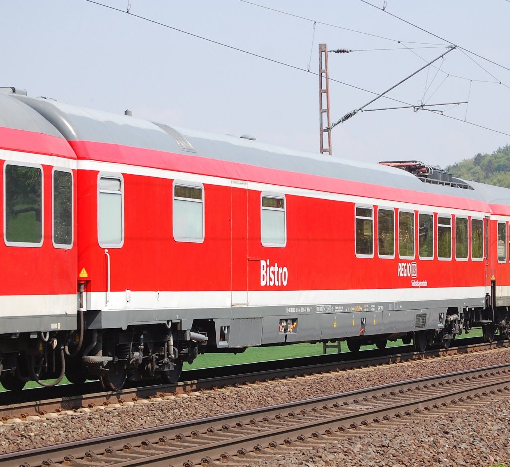 Eine echte Seltenheit ist dieser Bistrowagen von DB Regio. Eingereiht im RE 10085 Husum-Bondorf, am 25.04.2011 bei Einbeck-Salzderhelden.