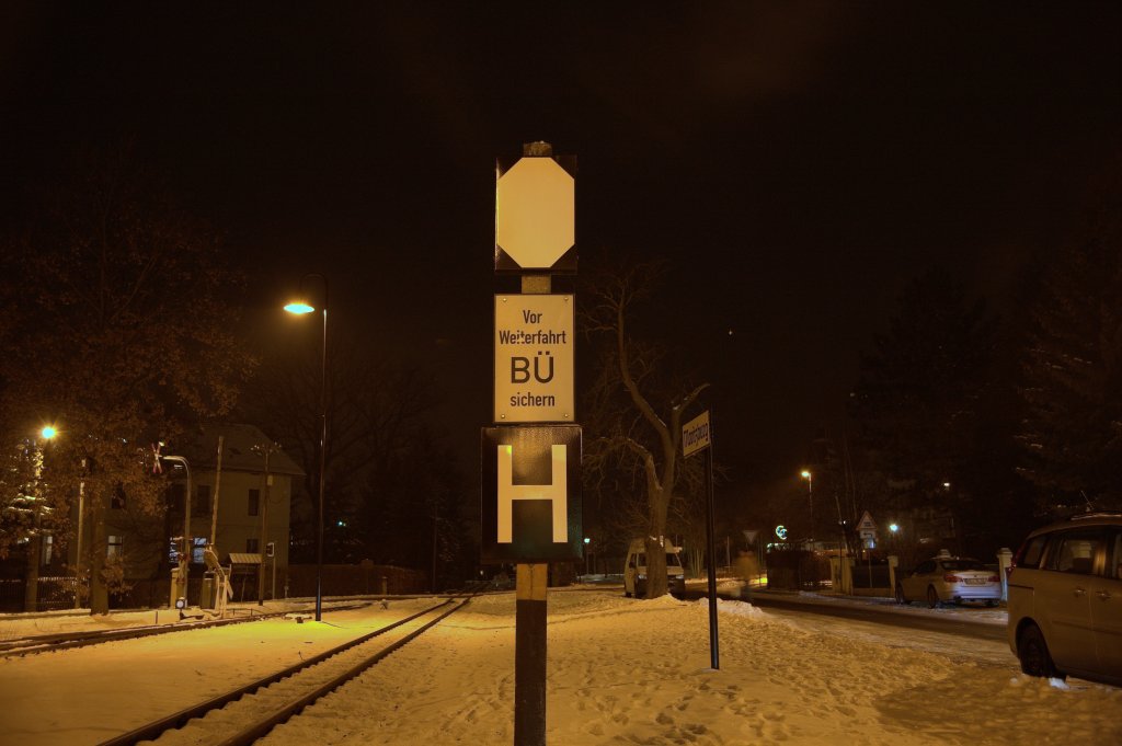 Eine Eckentafel - Lf5 - findet man wohl heute auch nicht mehr sehr hufig.
Diese steht am westlichen Ende des Bahnhofes Moritzburg und wurde  am 19.01.2013 gegen 18:03 Uhr aufgenommen. Bedeutung: Die durch ein Signal Lf angekndigte Geschwindigkeitsbegrenzung mu durchgefhert sein.