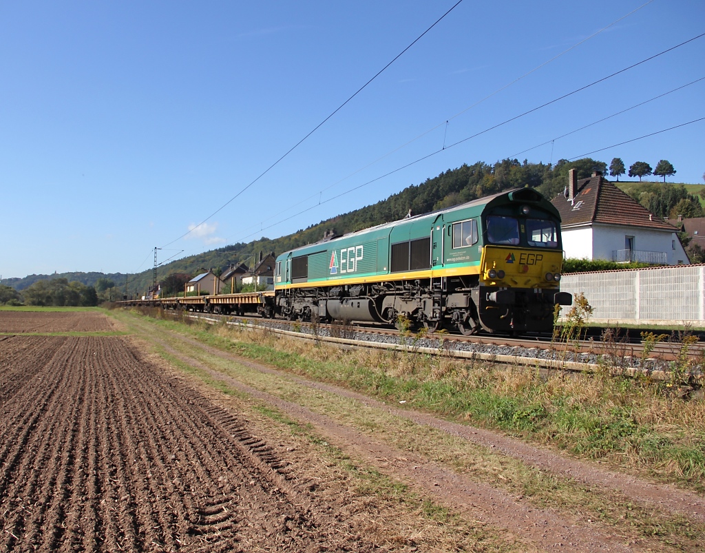 Eine EGP Class66 fuhr mir am 29.09.2012 bei Ludwigsau-Friedlos in Richtung Norden mit leeren Flachwagen vor die Linse.