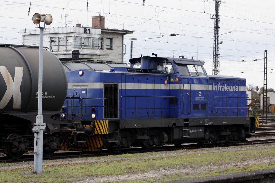 Eine ehem. DR-V100 der Infraleuna (131) beim rangieren im Bhf. Grokorbetha. (Anschrift an der Lok 293 903-1.) 04.11.2010