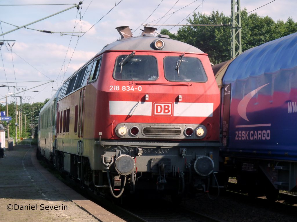 Eine eher seltene 218 834 zieht einen leeren IC vom Dresdner HBF kommend durch Dresden COtta vorbei an einen entgegenkommenden Gterzug(155er).
17.06.11