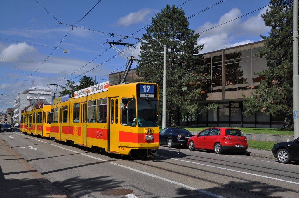 Eine eher seltene Doppeltraktion auf der Linie 17. Der Be 4/6 228 an der Spitze und der Be 4/8 252 als Beiwagen. Die Aufnahme stammt vom 26.06.2012.