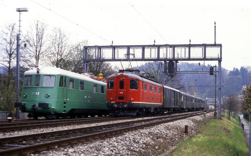 Eine eher seltene  berholung  hatte die rote Altbau Re 4/4 Nr. 1008
mit ihrem Regionalzug, als sie am 27.3.1990 in Hhe des Verkehrshaus
in Luzern an der ehemals strksten schweizer E-Lok vorbei fuhr. Ich ent-
deckte die Gotthard Lok 11852 zufllig auf einem Parallel Gleis
an der Hauptstrecke in Richtung Hauptbahnhof Luzern. 
