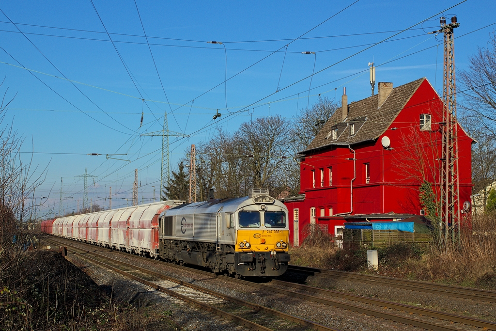 Eine eher untypische Umsetzung der bekannten Stelle in Lintorf machte ich am 12.1.2013. Die Class 66 hebt sich hier gut vom relativ neuen Anstrich des alten Bahnhofsgebäudes ab