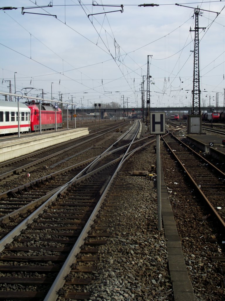Eine einfache Kreuzungsweiche und ein Haltschild am 22.03.13 in Hanau Hbf 