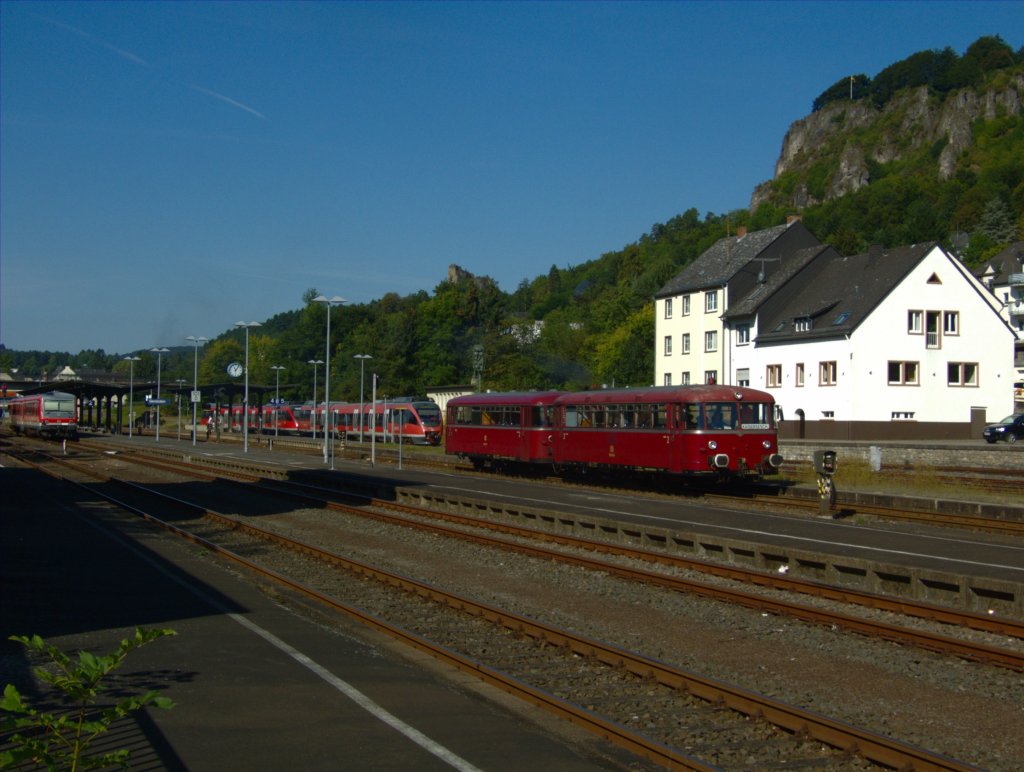 Eine Einheit von einem 798er und einem 998er fahren als  VEB 4  von Gerolstein nach Kaisersesch. 
Im Hintergrund zu sehen sind abgestellte 644er der DB AG und ein 628er, der als RB RB 12717 kurz darauf nach Trier aufbrach.

Gerolstein - Tag des offenen Denkmals - der 9.9.2012