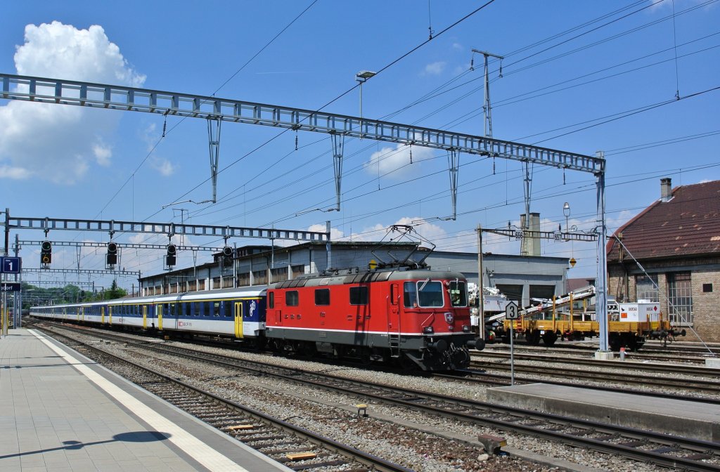 Eine Einschalt S-Bahn Zrich als Ersatz IR 2025 bei Einfahrt in Burgdorf. Der Zug bestand aus der Re 4/4 II 11122, 2 A EWI NPZ, AB EWII NPZ, B EWI NPZ und BDt EWI NPZ, 30.05.2012.