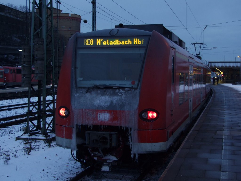 Eine Eiskalte Angelegenheit.425 532-9 steht mit einem dicken Eispanzer auf der Front im Koblenzer Hbf als RE11326 nach Mnchengladbach zur Abfahrt bereit.21.12.09