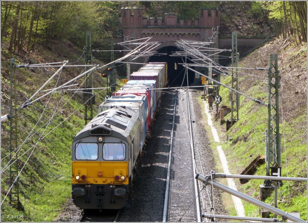 Eine EMD Class66 mit einen gemischten Gterzug im Schlepptau ist unterwegs nach
Aachen West. Das Foto entstand am Gemmenicher Tunnel im April 2012.