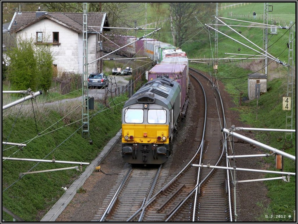 Eine EMD Class66 mit schwerer Last am Haken arbeitet sich die Rampe hinauf in Richtung Belgien.Aufgenommen am 21 April 2012 am Gemmenicher Tunnel.