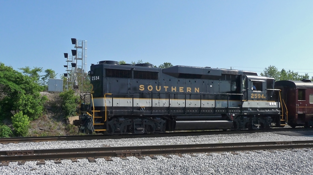 Eine EMD GP-30, #2594, abfahrbereit mit einem Touristenzug der Tennessee Valley Railroad (Chattanooga, 30.5.09).
