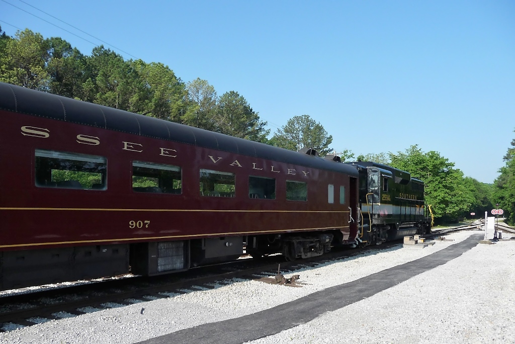 Eine EMD GP-30, #2594, stellt einen weiteren Touristenzug der Tennessee Valley Railroad bereit (Chattanooga, 30.5.09).