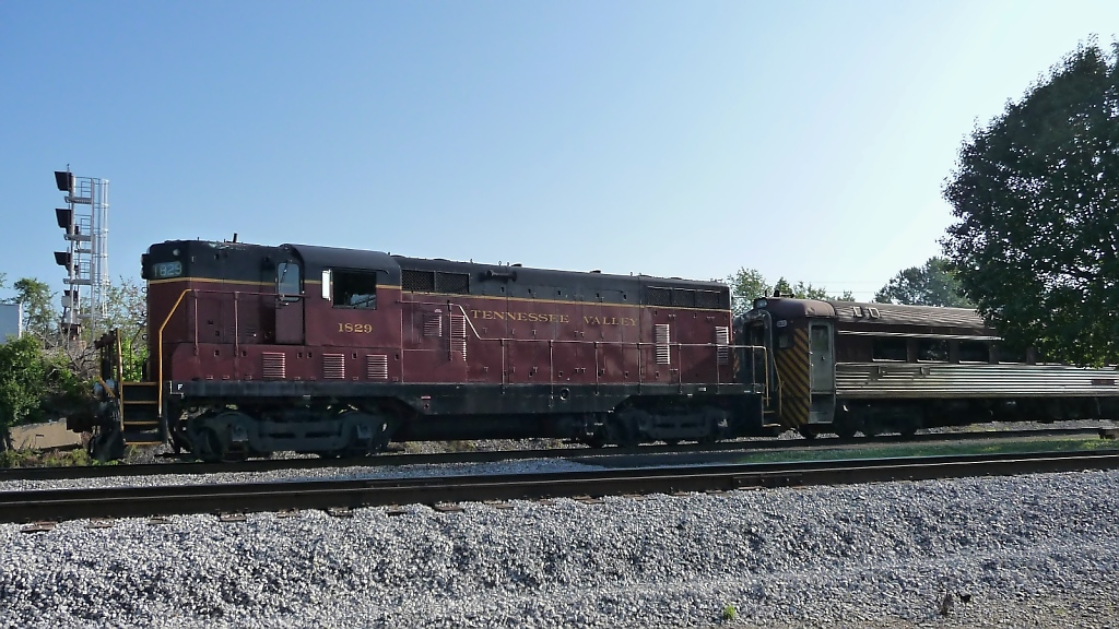 Eine EMD GP-7, #1829, stellt einen Touristenzug der Tennessee Valley Railroad bereit (Chattanooga, 30.5.09).