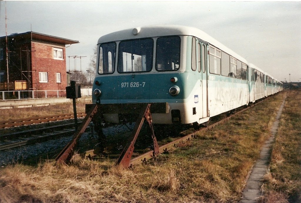Eine endlose nicht mehr gebrauchter UBB-Ferkeltaxen stand im Februar 2001 auf dem Bahnhof Zinnowitz.