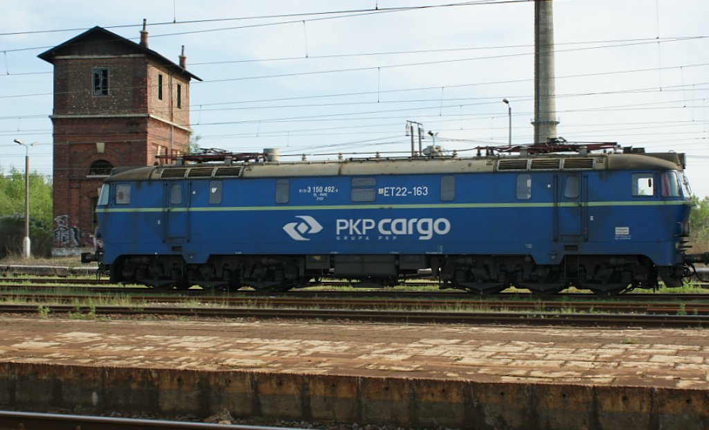 Eine ET22-163 abgestellt im Bahnhof von Trzebinia am 11.05.2012