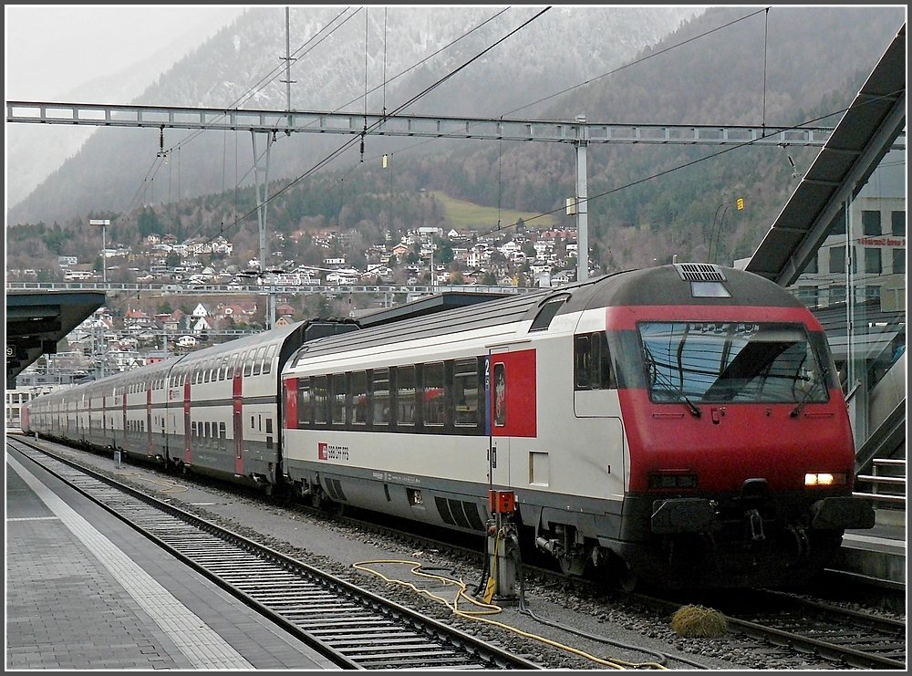 Eine etwas eigenwillige Zugkomposition prsentierte sich am 25.12.09 im Bahnhof von Chur, so solo passt der IC Steuerwagen nicht so recht zu den DoStos. (Hans)