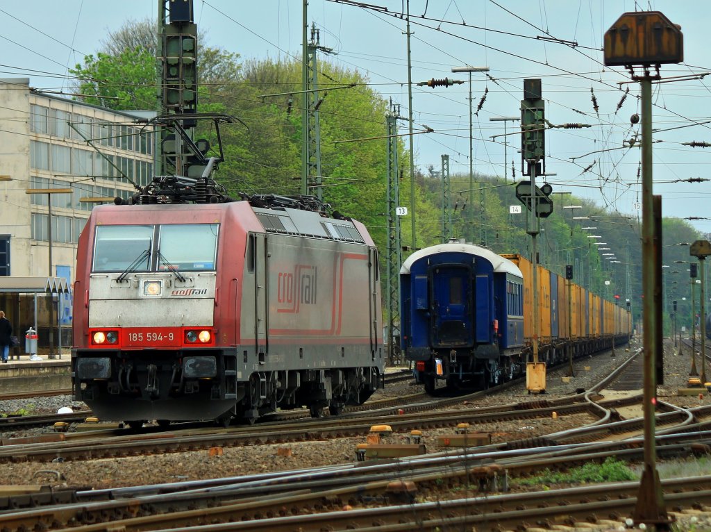 Eine etwas ungewhnliche Fuhre stellt 185 495-9 von Crossrail am 29.04.2012 in Aachen West ab. Hinter der Lok lief ein alter Personenwagen, dahinter die eigendliche Fracht, ein Containerzug. Der Zug wurde kurze Zeit spter von einer Crossrail Class66 bernommen und nach Belgien gezogen.