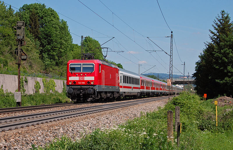 Eine etwas ungewhnliche Zuglok hatte der Pbz 2460 am am 25. Mai 2012. Anstatt einer Lok der BR 115 bernahm die Stuttgarter 143 106 die Traktion des auergewhnlich langen Zuges. Die planmige 115 lief kalt am Zugschluss mit. Die Aufnahme entstand zwischen Gppingen und Eislingen.