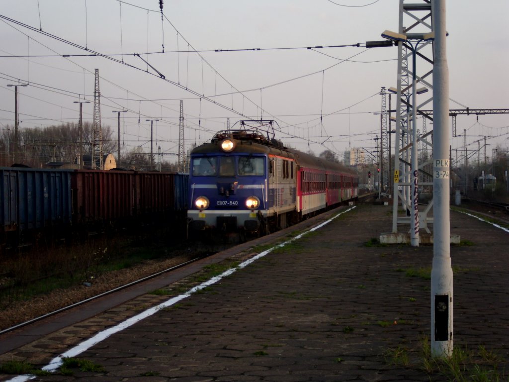 Eine EU07 in Ligota (Katowice) fhrt im Abendlichem Licht weiter nach Katowice Hbf.