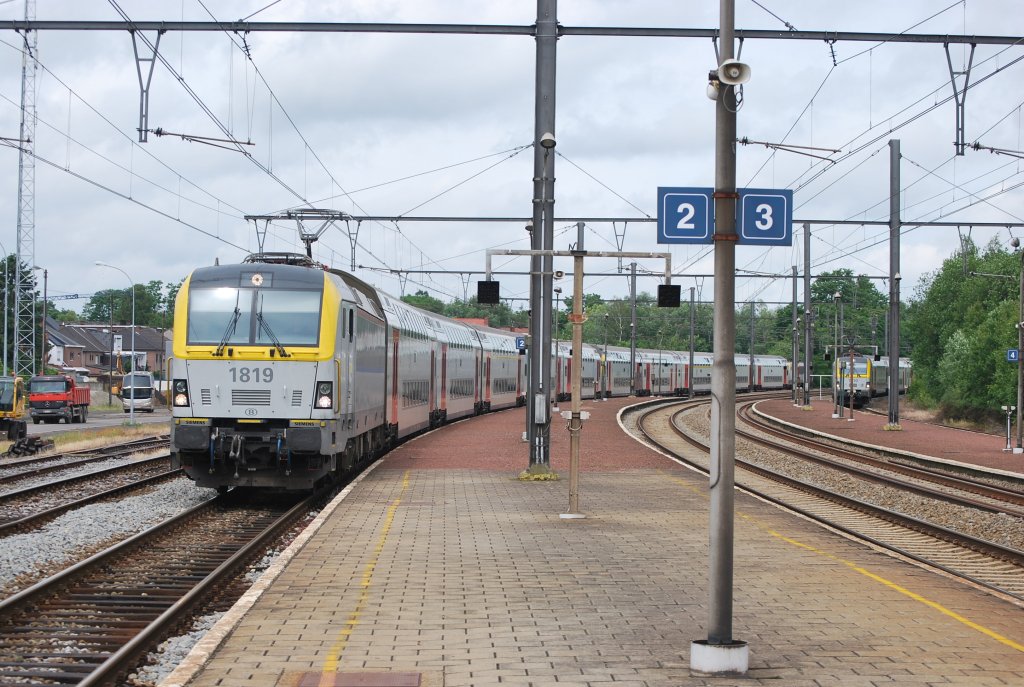 Eine EuroSprinter-Lok (Reihe 18) zieht den IC-Zug aus Knokke/Blankenberge in die Endstation Tongeren (Juni 2012). 